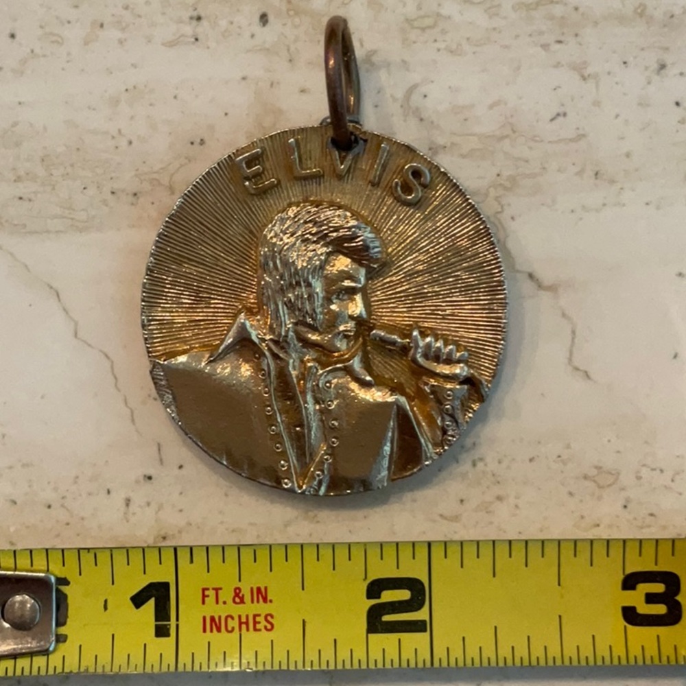 Elvis Presley King Of Rock 1935 - 1977 Pendant Gold Medallion Charm Vintage - Picture 12 of 12